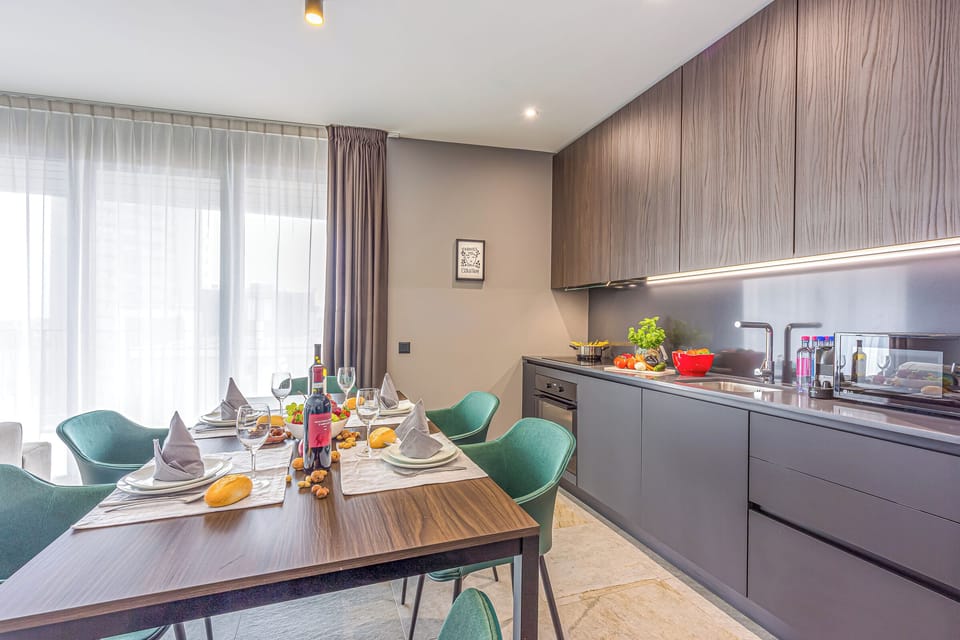 Dining table & kitchen