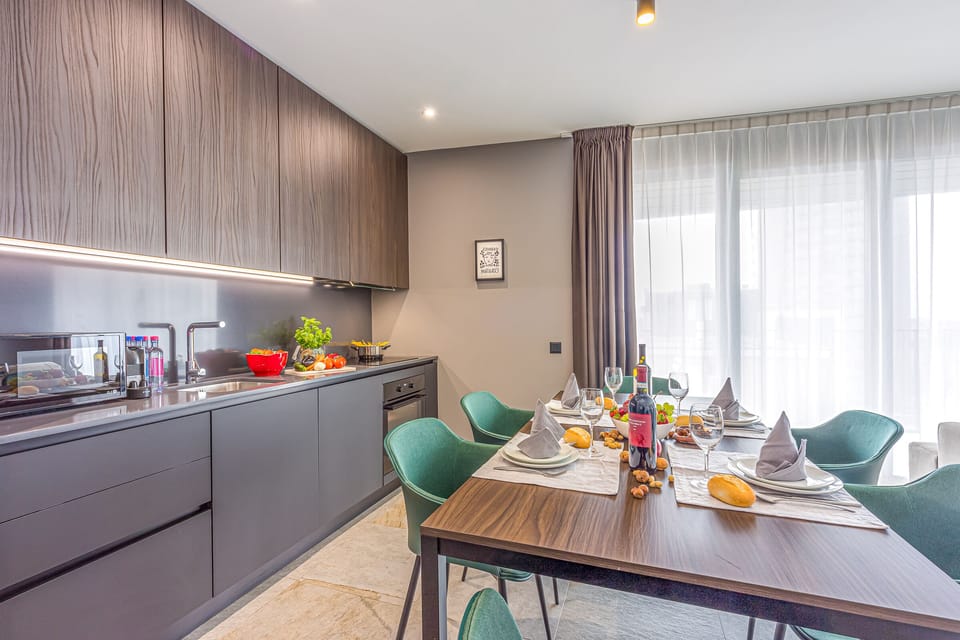 Dining table & kitchen