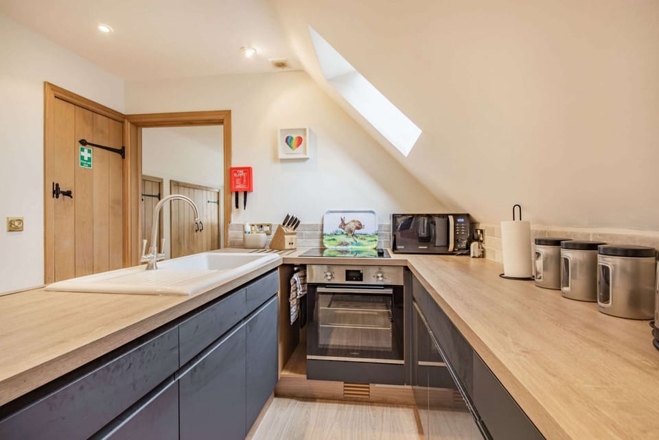 Rainbow Barns Kitchen - StayCotswold