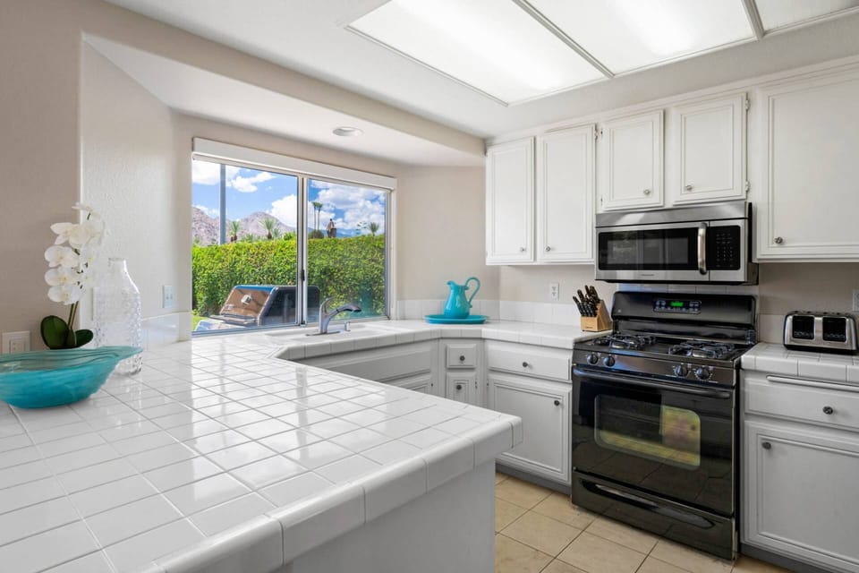 Gorgeous Views Kitchen!