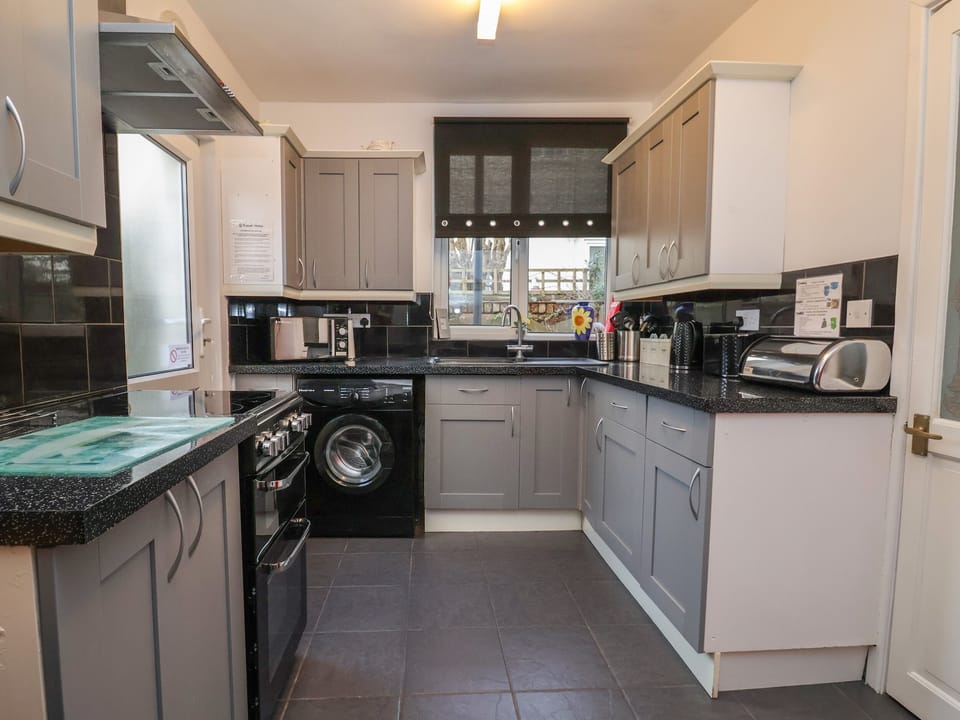 Cottage | Private kitchen | Fridge, microwave, electric kettle, toaster