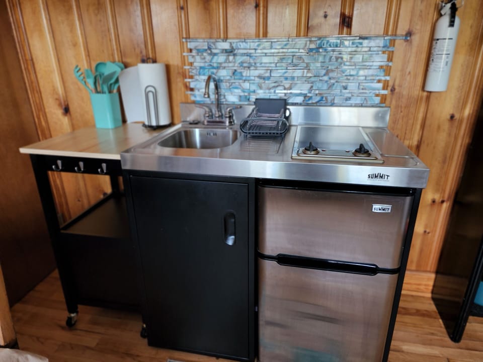 Kitchenette. 