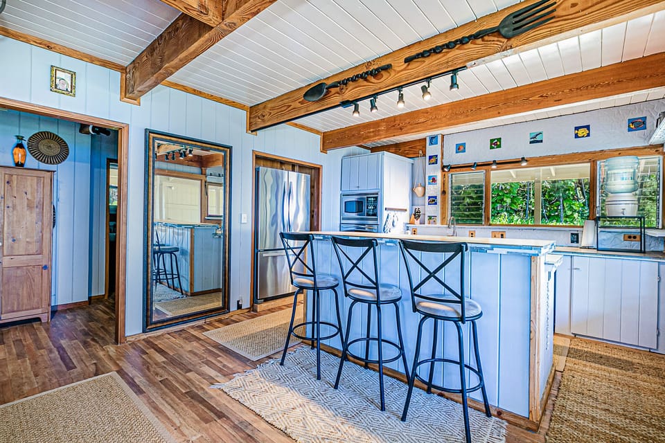 Full kitchen with breakfast bar