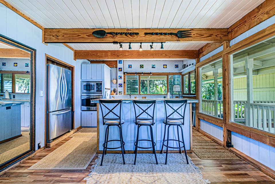 Kitchen and breakfast bar