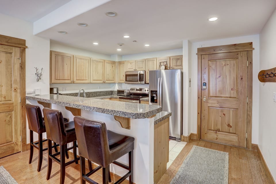 Condo, 2 Bedrooms | Private kitchen | Fridge, oven, coffee/tea maker, toaster