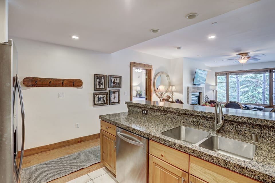 Condo, 2 Bedrooms | Private kitchen | Fridge, oven, coffee/tea maker, toaster
