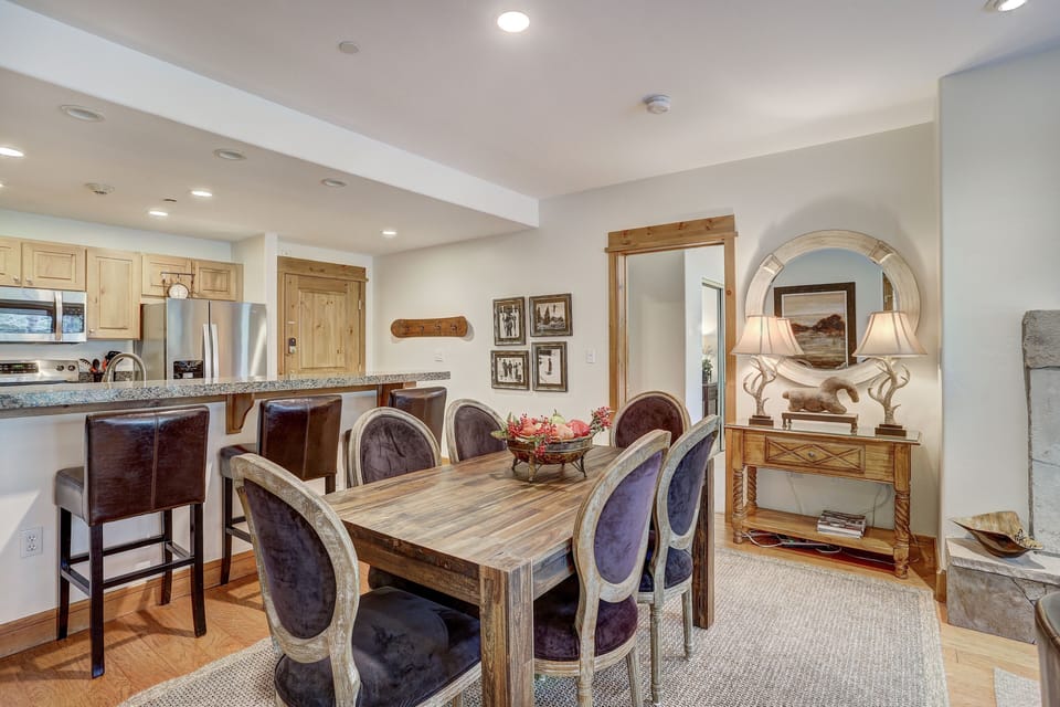 Condo, 2 Bedrooms | Dining