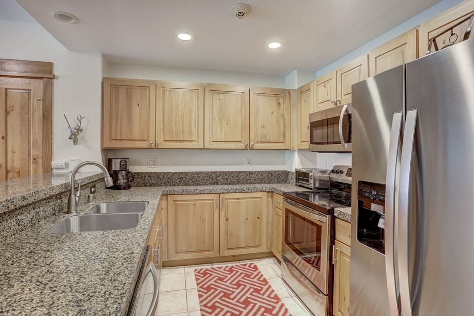 Condo, 2 Bedrooms | Private kitchen | Fridge, oven, coffee/tea maker, toaster