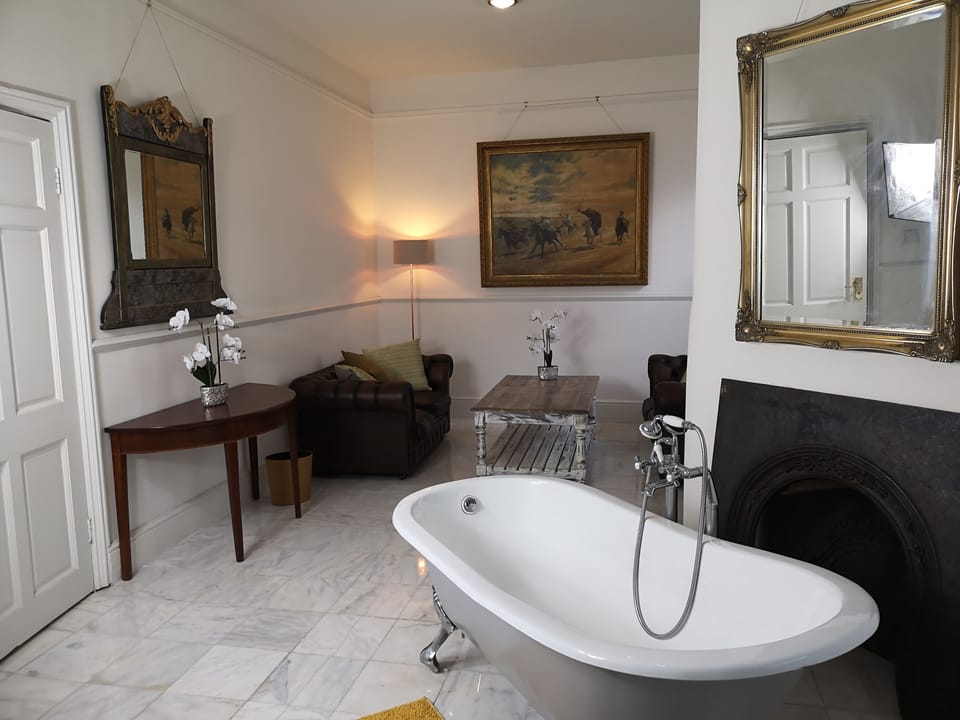 Luxury Apartment | Bathroom | Shower, eco-friendly toiletries, hair dryer (on request), bathrobes