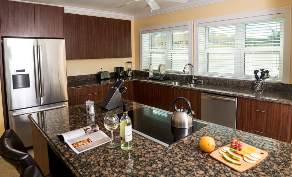 Coffee/tea maker, full-size fridge, microwave, stovetop