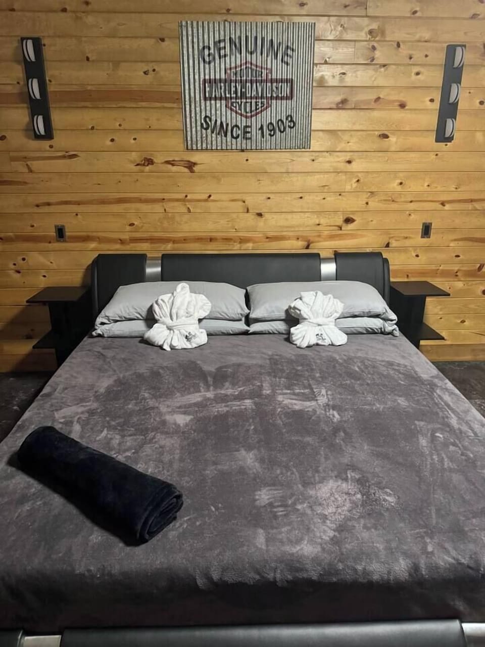 Harley-USA Themed Suite with 1 King bed