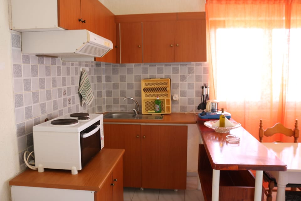 Family Apartment (8) | Private kitchen | Fridge, stovetop, electric kettle, toaster oven