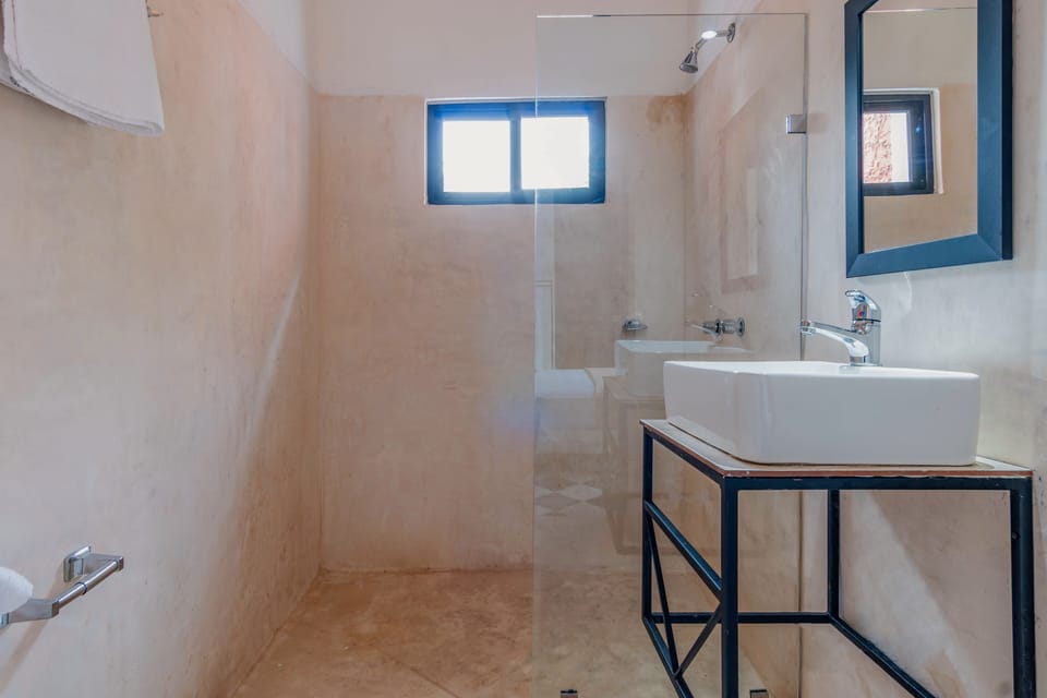 Elite Room | Bathroom | Shower, towels