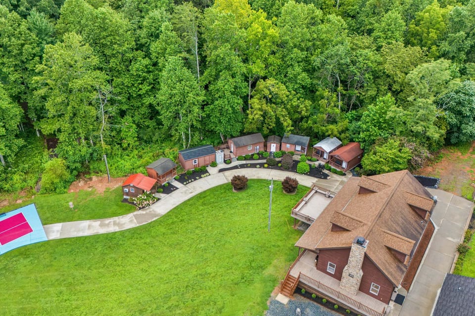 Welcome to Weaverville Cabin- One large cabin and 6 smaller cabins... all included in the rental price!