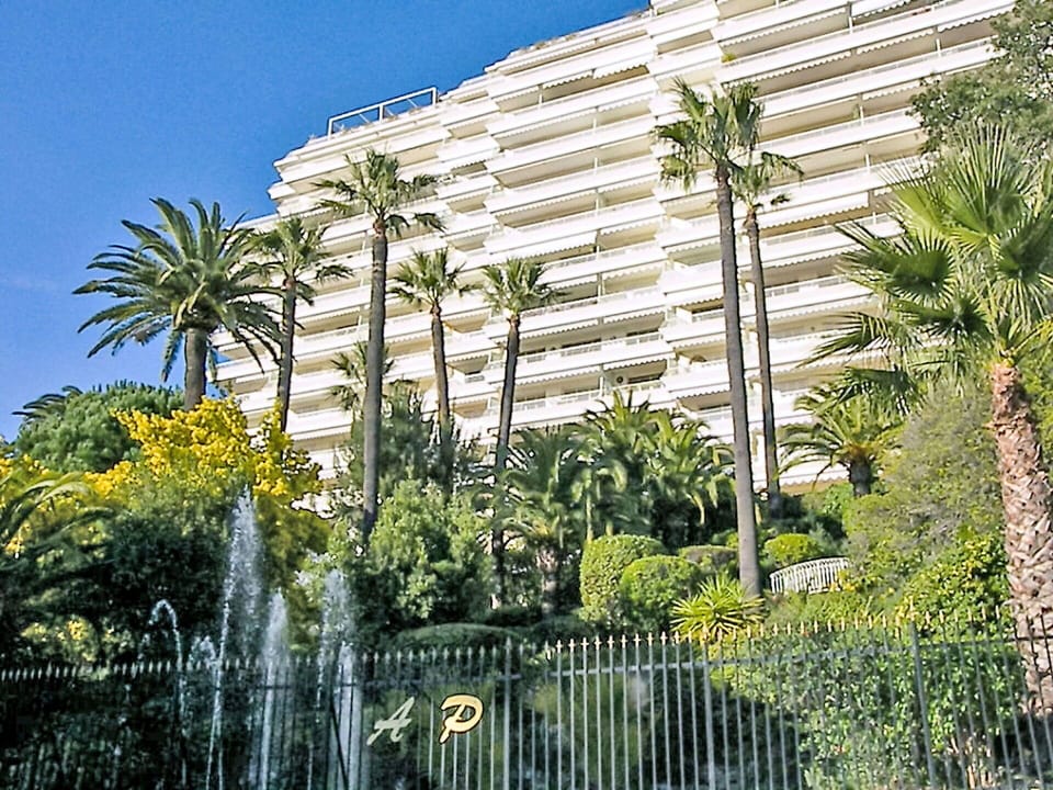 Building, Sky, Plant, Water, Property, Tree, Arecales, Tower Block, Architecture, Skyscraper