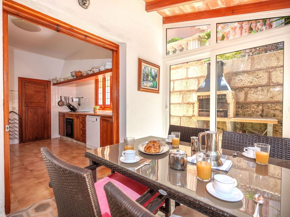 Table, Property, Furniture, Chair, Tableware, Wood, Interior Design, Kitchen, Floor, Real Estate
