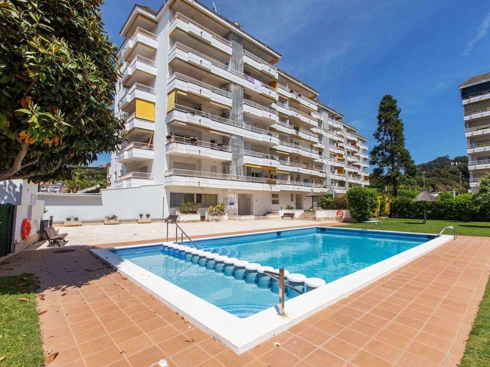 Water, Plant, Building, Property, Swimming Pool, Tree, Sky, Azure, Window, Condominium