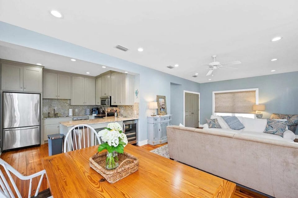Dining area with seating for 6-7