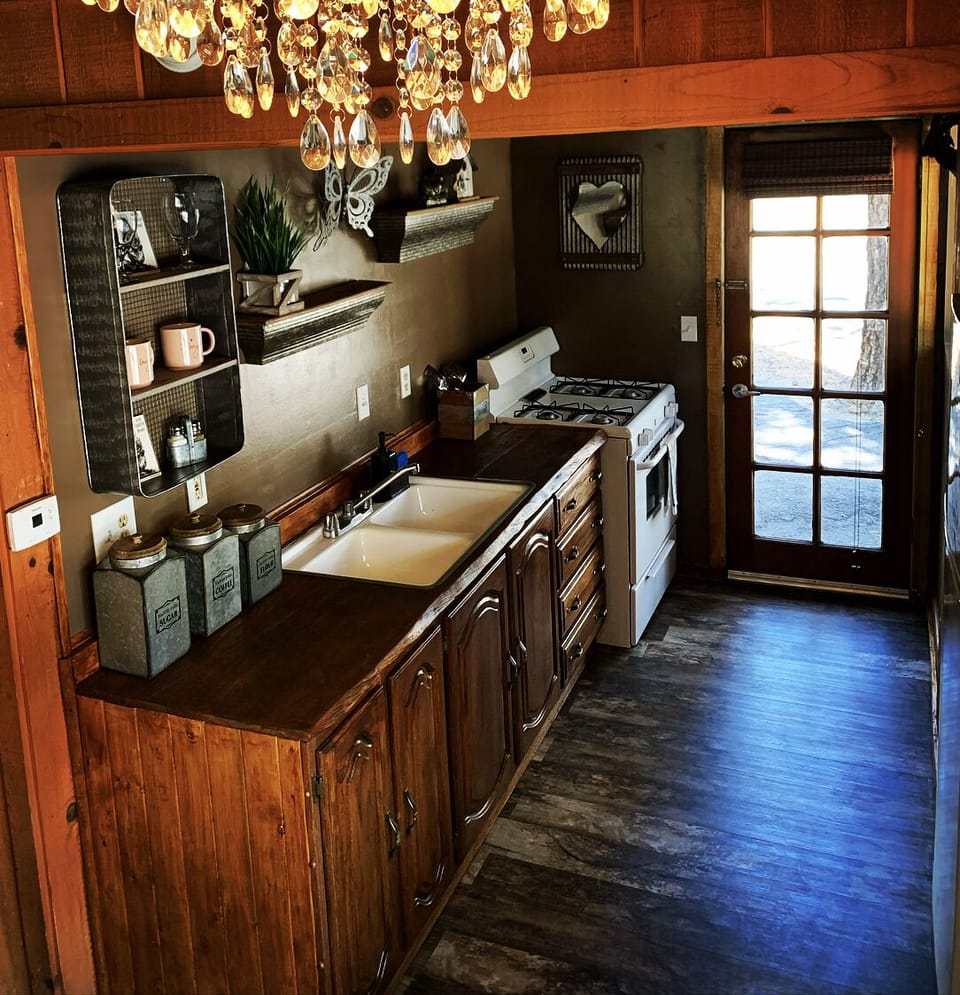 Romantic Studio Suite | Private kitchen | Coffee/tea maker, paper towels, dining tables