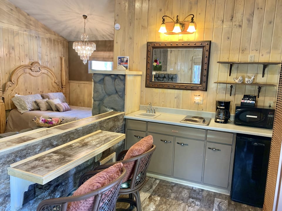 Honeymoon Studio Suite | Private kitchen | Coffee/tea maker, paper towels, dining tables