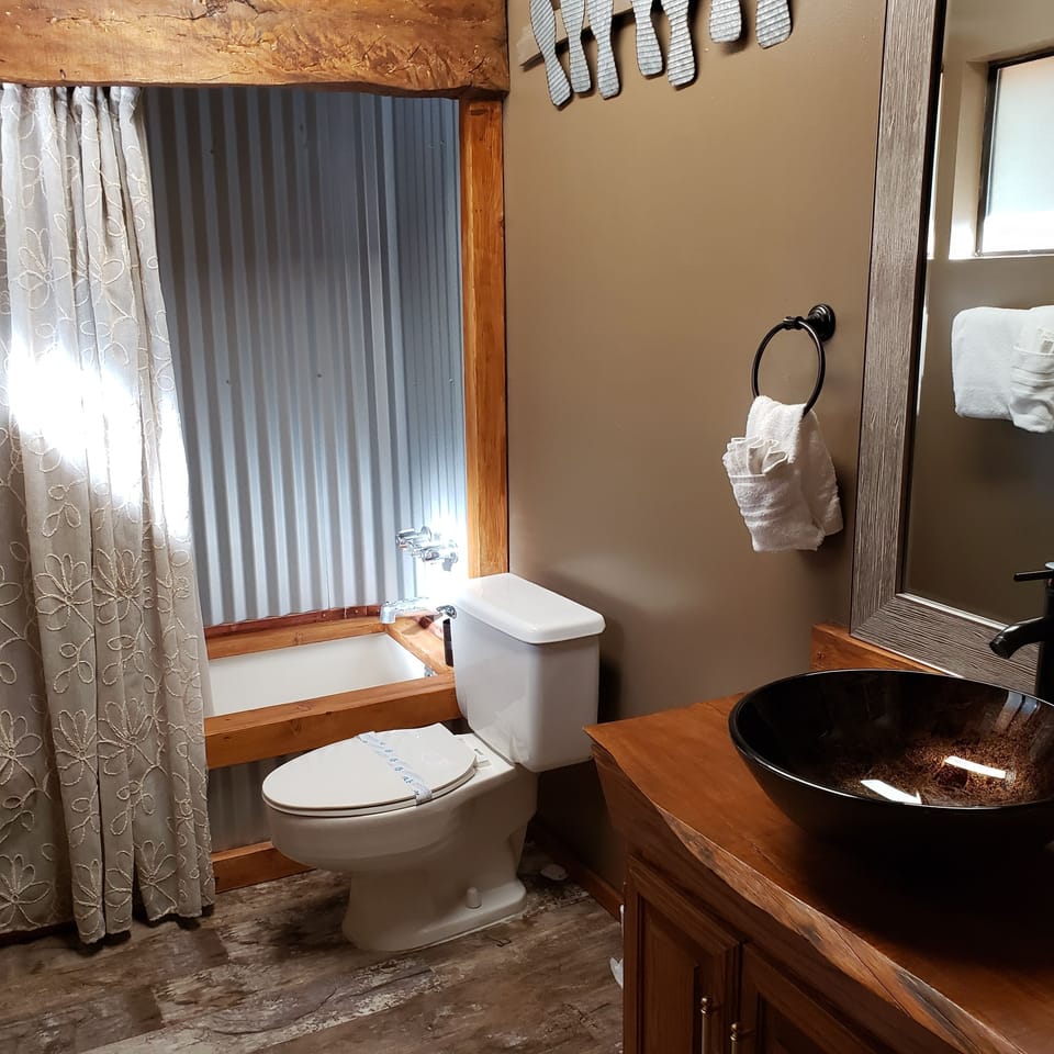 Romantic Studio Suite | Bathroom | Towels, soap, shampoo, toilet paper