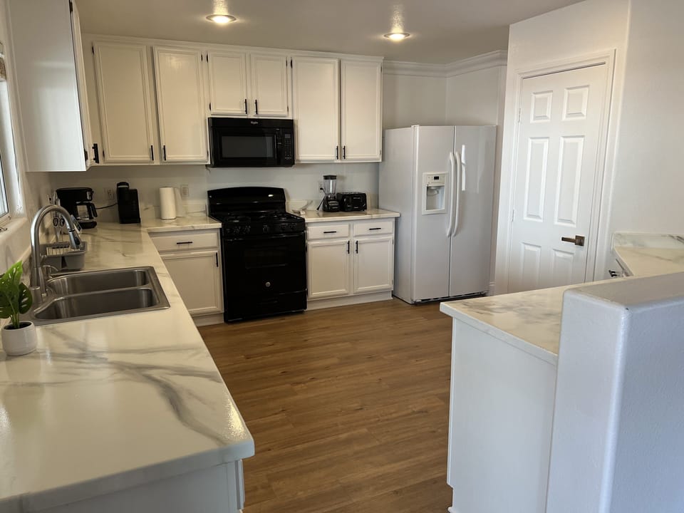 Kitchen with refrigerator, oven, dishwasher, microwave, blendar, toaster, coffee