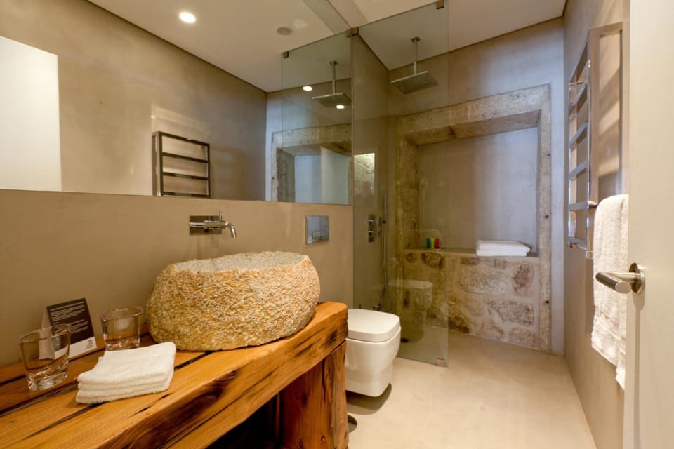 Shower, rainfall showerhead, free toiletries, hair dryer