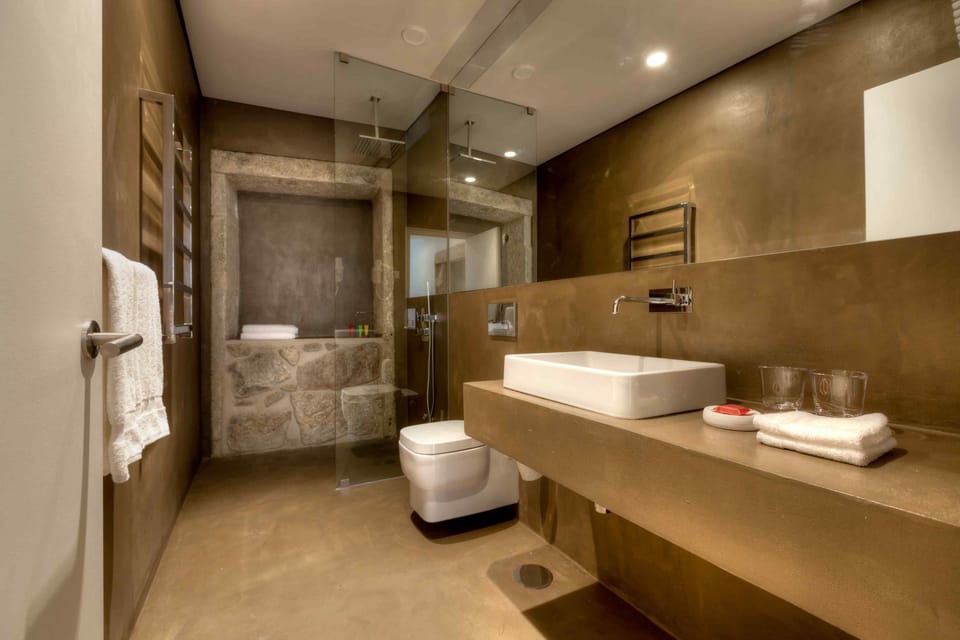 Standard Double Room | Bathroom | Shower, rainfall showerhead, free toiletries, hair dryer