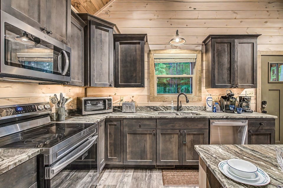 Well-equipped Kitchen with 6 Chairs and 2 Benches around Island