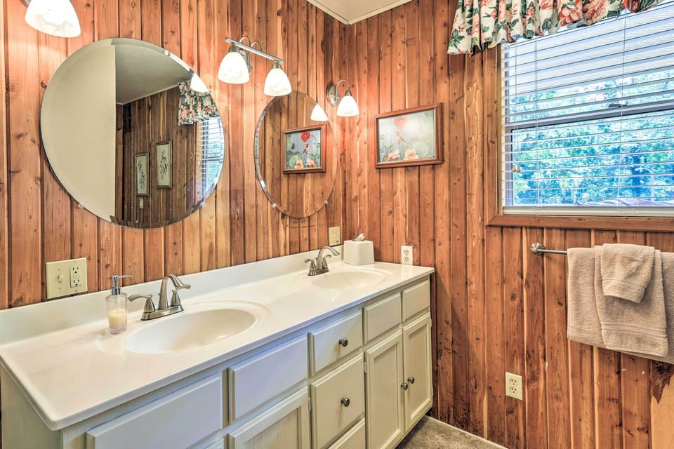 En-Suite Bathroom | Linens & Towels Provided