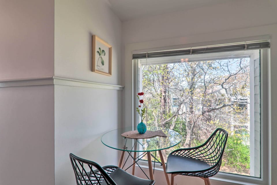 Dining Area | Dishware/Flatware Provided