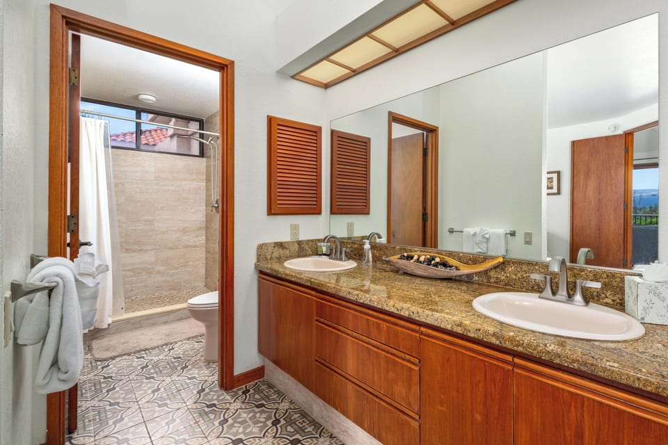 Double vanity in primary bedroom