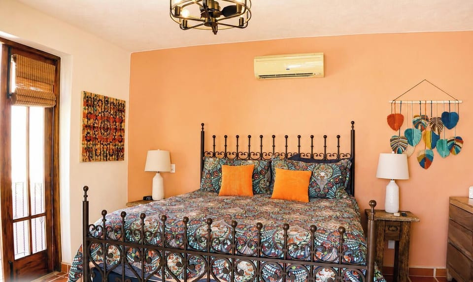 King size bed / AC /Smart TV
Upstairs Bedroom / Desk