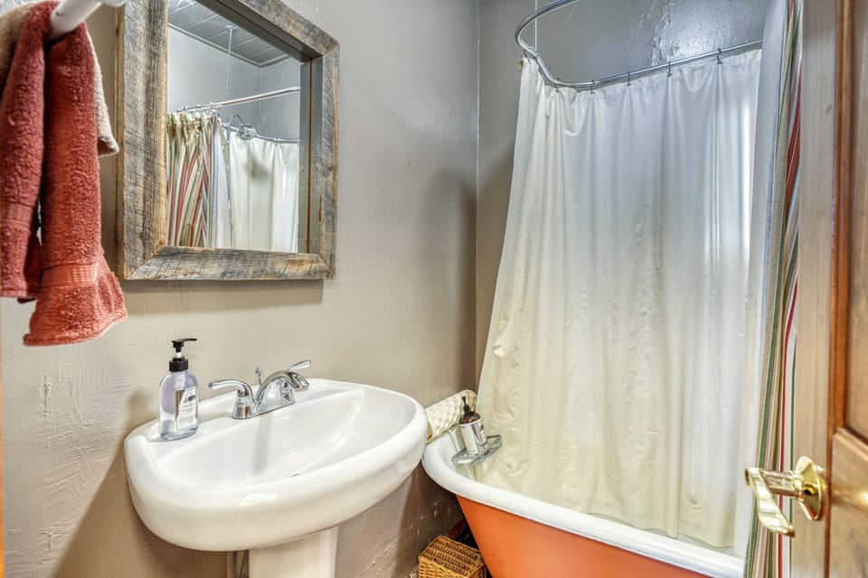 ~Full Size Bathroom 
~Claw Foot Bathtub and Shower
~ 2 Sink Vanities
~ Hair Dryer
~ Towels and Soaps Provided