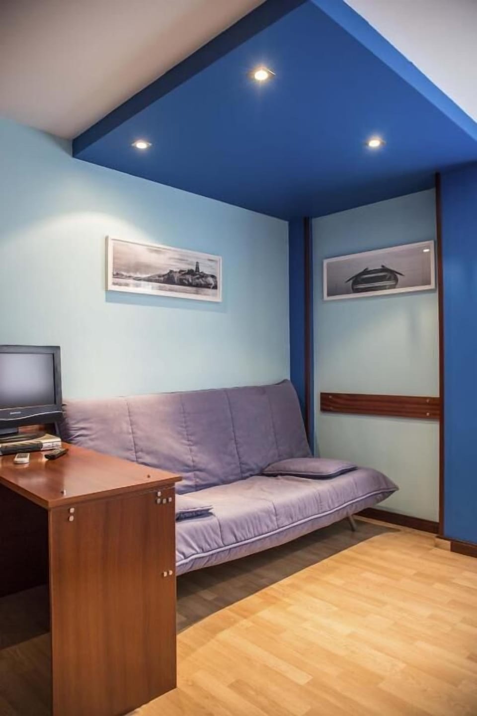 Panoramic Twin Room | Minibar, individually decorated, desk, laptop workspace