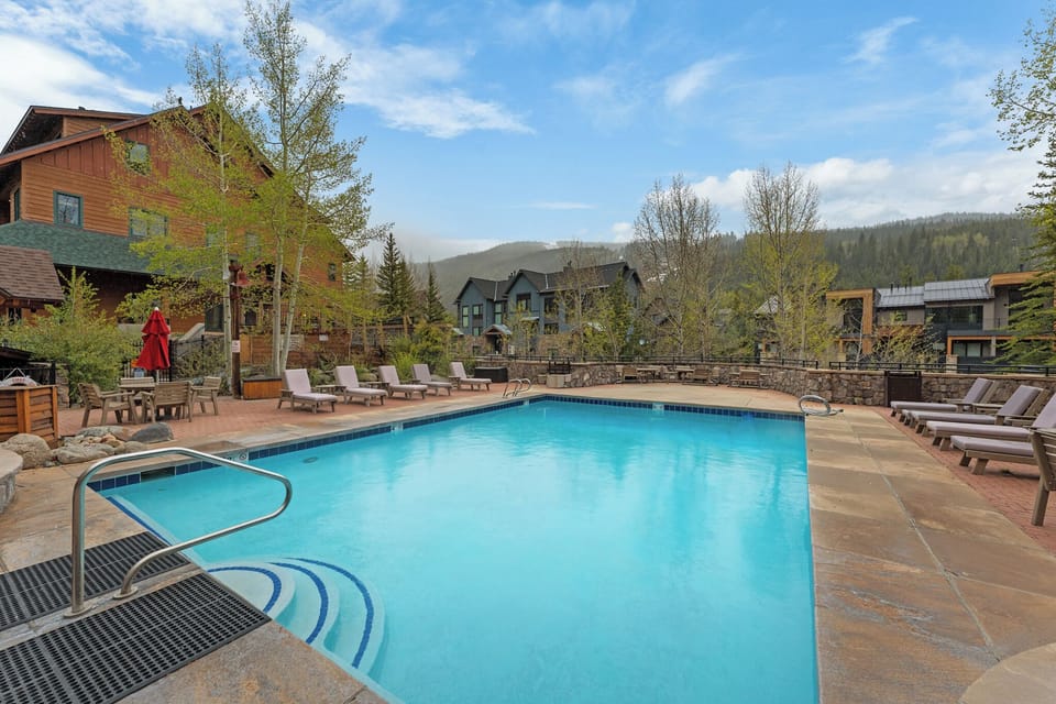 Guest to Alders cam enjoy access to the Dakota Lodge pool area.