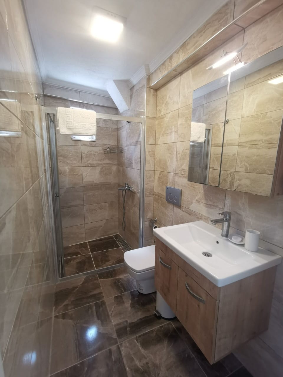 Shower, free toiletries, towels