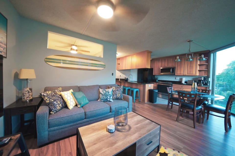 Maui Sunset Condo with 2 bedroom/ 2 bath with extra bonus room. 