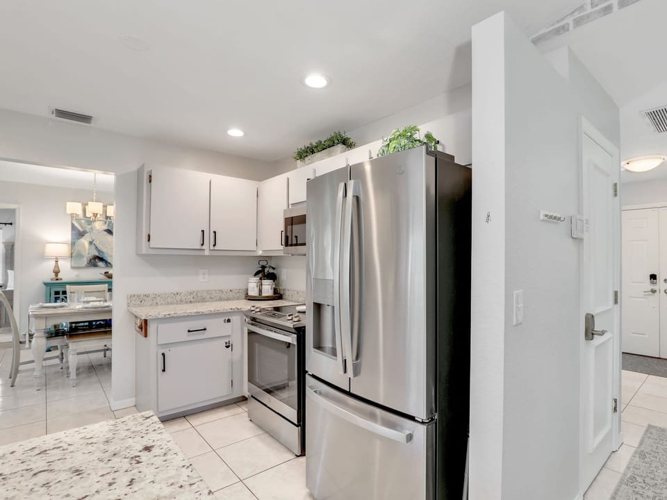 Fully stocked and perfectly connected. From high-end cookware to every spice you might need, our kitchen is a dream for home chefs. 