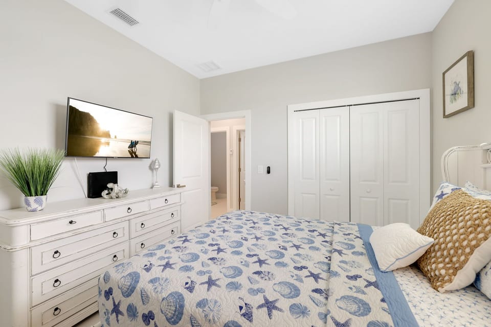 Queen bedroom #2