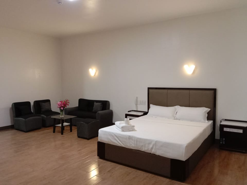 Presidential Room | Desk, laptop workspace, free WiFi, bed sheets