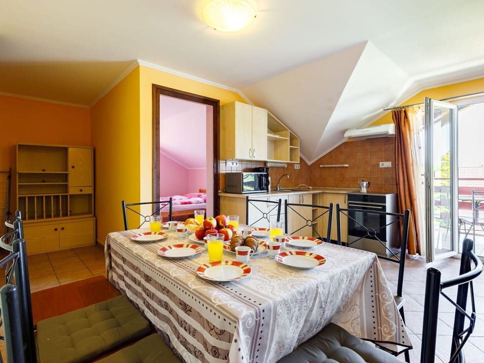 Table, Property, Cabinetry, Furniture, Countertop, Tableware, Building, Interior Design, Tablecloth, Lighting