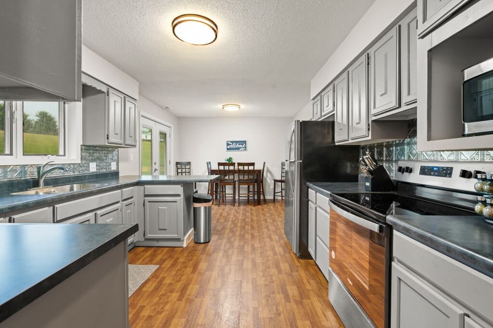 Beautiful fully stocked kitchen.