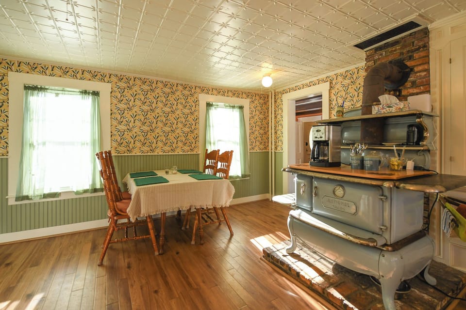 Kitchen and breakfast table