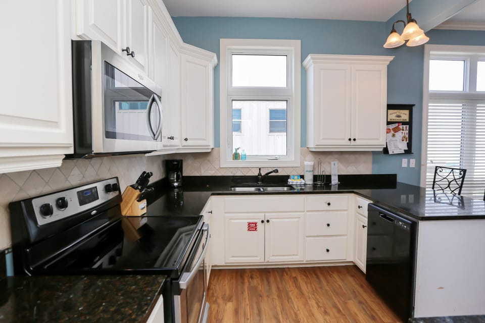 House, Multiple Beds (A Turtle View) | Private kitchen