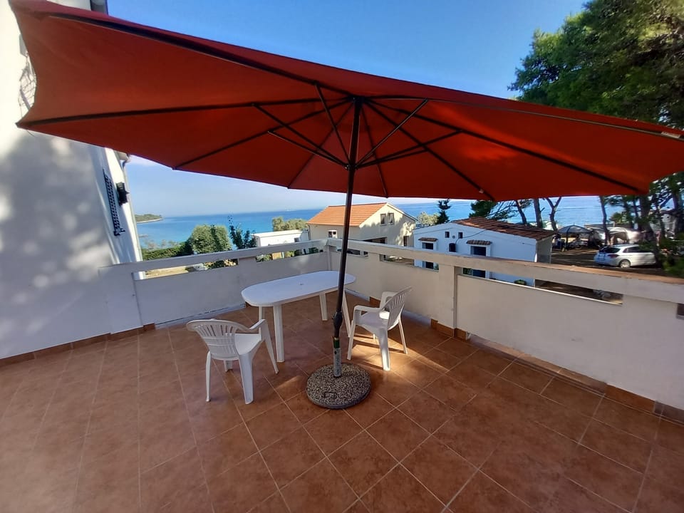 Apartment, 3 Bedrooms, Smoking, Patio | Outdoor dining