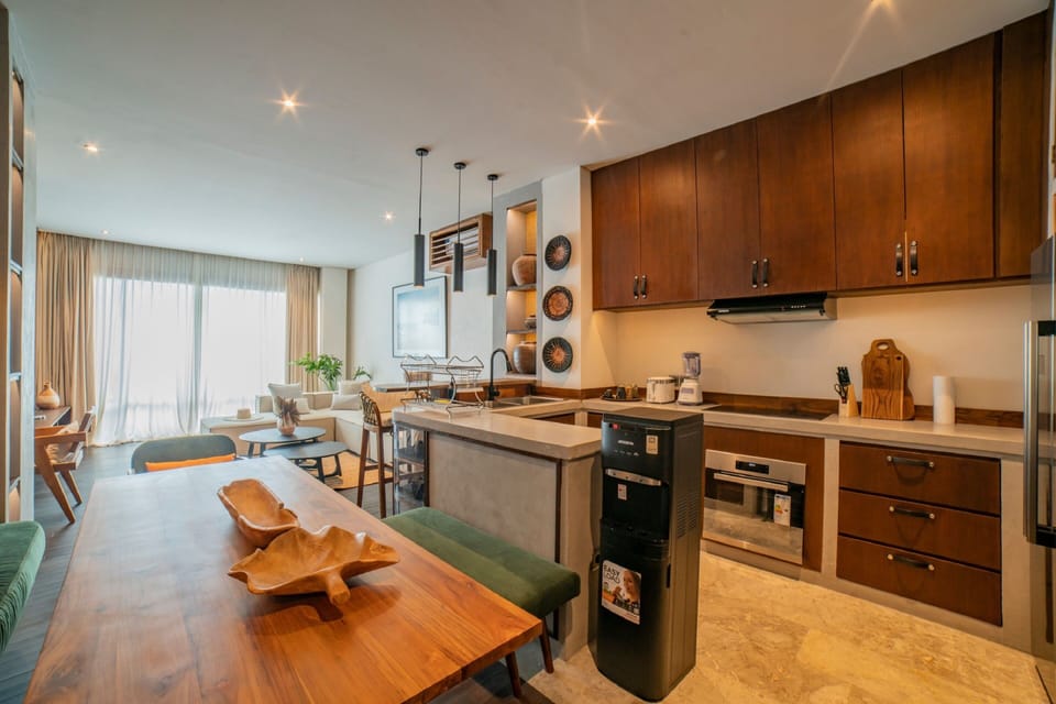 Full-size fridge, stovetop, blender, cookware/dishes/utensils