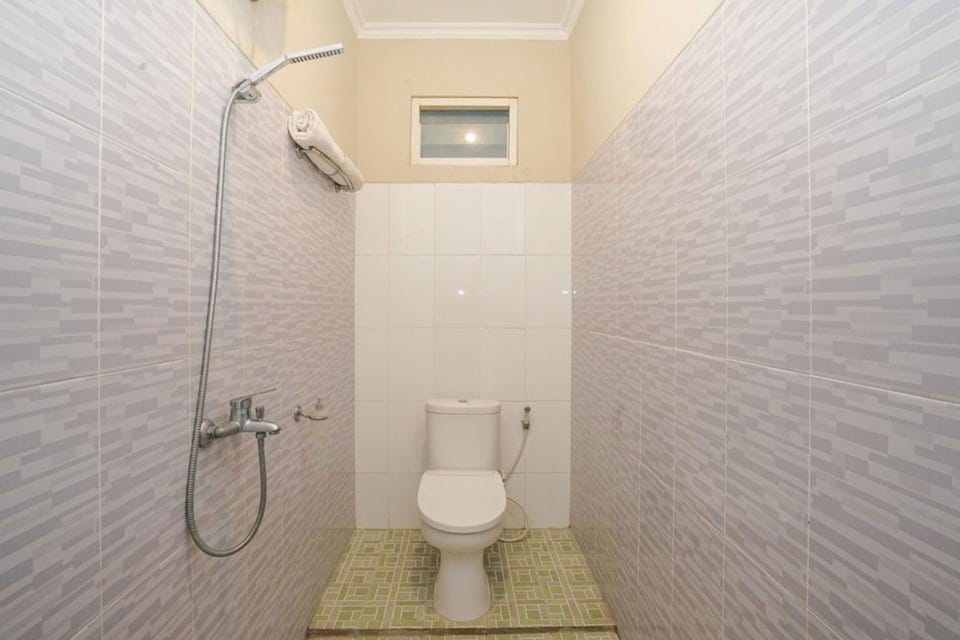 Standard Room | Bathroom | Shower, hydromassage showerhead, towels