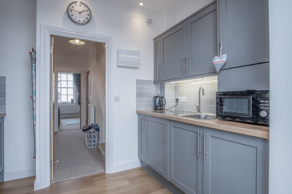 Full-size fridge, microwave, oven, stovetop