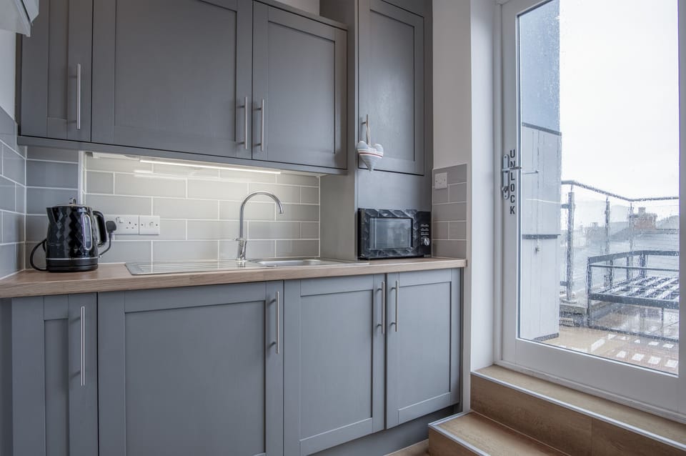 Full-size fridge, microwave, oven, stovetop